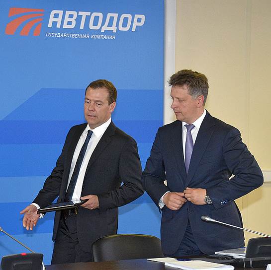 Председатель правительства России Дмитрий Медведев (слева) и министр транспорта России Максим Соколов 