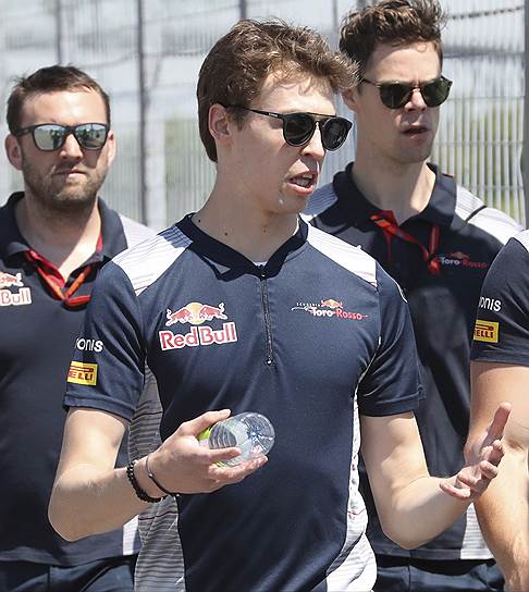 Гонщик Toro Rosso Даниил Квят (в центре) назвал случившееся с ним на Гран-при Канады «дурацким цирком»