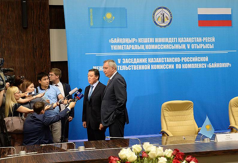 Вице-премьер России Дмитрий Рогозин (справа) и вице-премьер Казахстана Аскар Мамин 