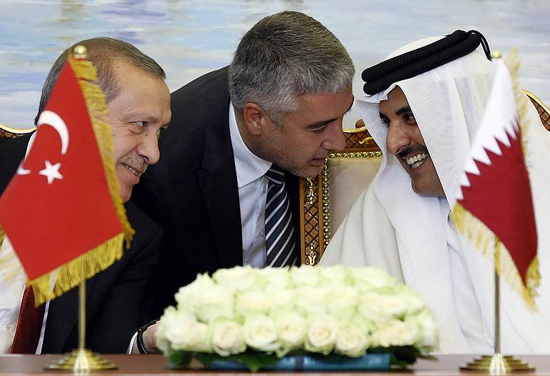 Эмир Катара Тамим бен Хамад Аль Тани (справа) заручился поддержкой одного из ключевых игроков на Ближнем Востоке — президента Турции Реджепа Тайипа Эрдогана (слева)