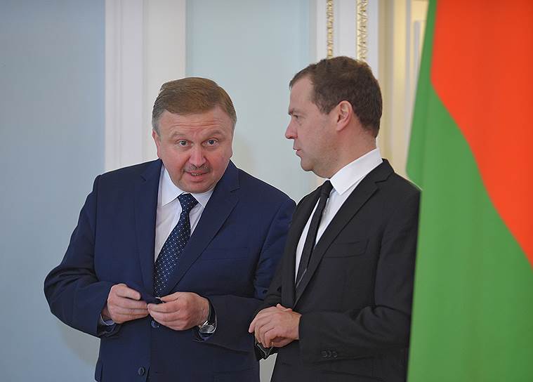 Премьер Белоруссии Андрей Кобяков (слева) и Дмитрий Медведев позаботились о правах белорусских водителей в России
