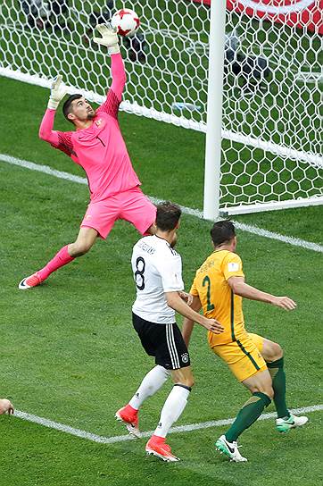 Полузащитник сборной Германии Леон Горецка (№8) забивает в ворота австралийского голкипера Мэтью Райана третий гол, ставший для его команды победным