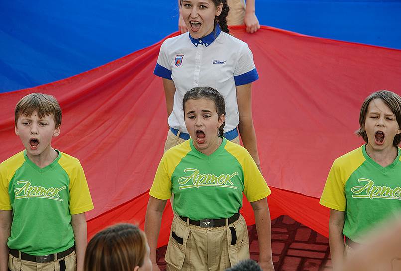 Дети на открытии седьмой смены «Улыбка Саманты» старательно пели российский гимн