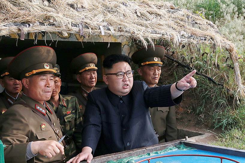В России указали на выход из северокорейского тупика, однако власти КНДР (на фото в центре — Ким Чен Ын) пока не отреагировали на предложения Москвы