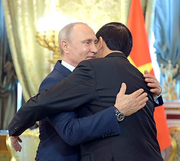 Владимир Путин, увидев Чан Дай Куанга, сгоряча обнялся с ним два раза подряд