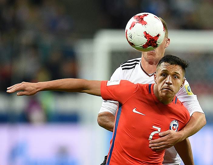 В матче группового этапа Германия—Чили, который завершился со счетом 1:1, гол в ворота чемпионов мира забил именно Алексис Санчес (№7)