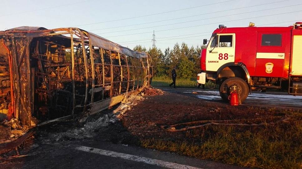 Как пассажирский автобус протаранил грузовик в Татарстане