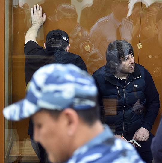 Вчера в суде говорилось, что кавалер медали Жукова Темирлан Эскерханов (справа) не раз участвовал в спецоперациях против незаконных вооруженных формирований