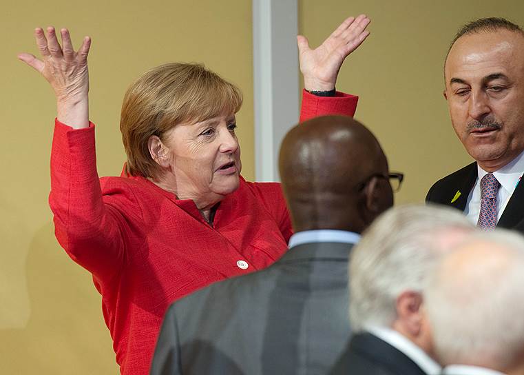 Выступление хозяйки саммита G20 — канцлера Германии Ангелы Меркель (слева) — осталось без должного внимания на фоне встречи президентов РФ и США