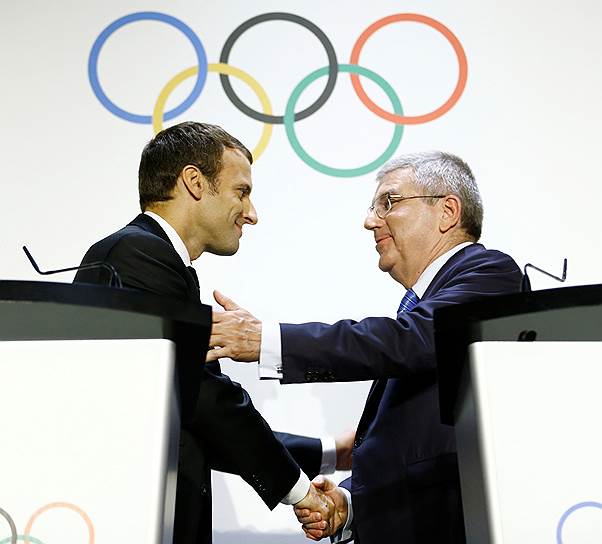 Президент Франции Эмманюэль Макрон (слева) сумел убедить главу МОК Томаса Баха в том, что Олимпийские игры 2024 года должны пройти в Париже