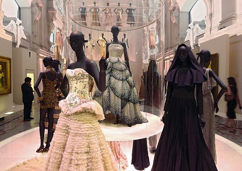 На бал в главном нефе музея собрались платья «кутюрье мечты»

