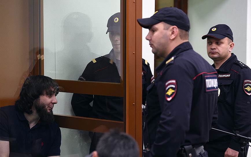 Зауру Дадаеву (слева) за убийство Бориса Немцова грозит пожизненное заключение