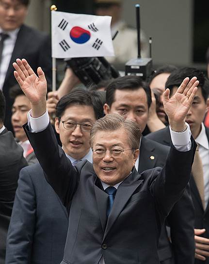Президент Южной Кореи Мун Джэ Ин (на фото в центре) готов к нормализации отношений с северным соседом