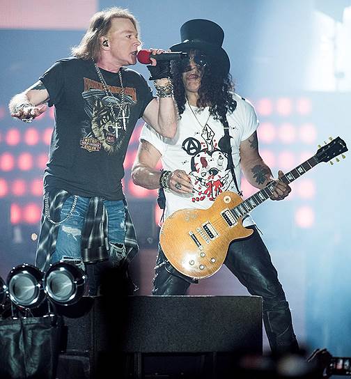 Неожиданное примирение Эксла Роуза (слева) и Слэша обеспечило туру Guns N`Roses грандиозный успех