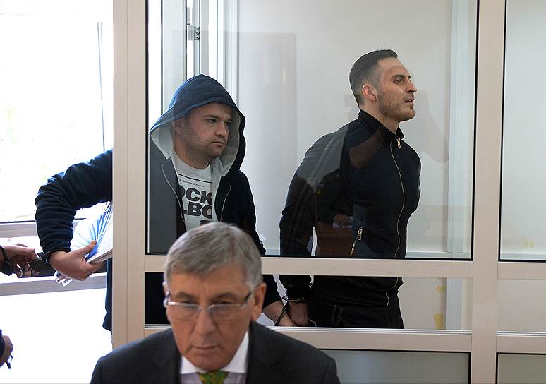 Подсудимые Карен Краюхин (слева) и Влад Новиков обвиняются в том, что вымогали у турецкой фирмы деньги, но не собирались ей помогать