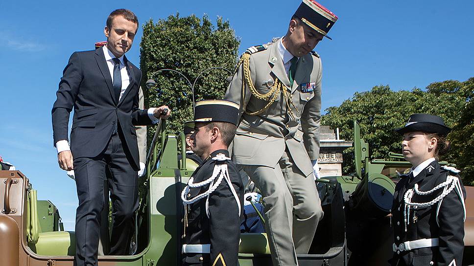 Почему популярность французского лидера резко снизилась