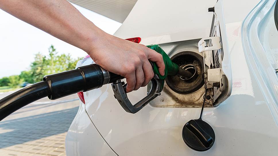 Почему цены на топливо пока не укладываются в прогнозы правительства