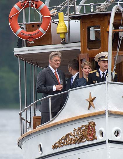 Пресс-секретарь президента России Дмитрий Песков уверенно вел пароход Saimaa на оперу «Иоланта»