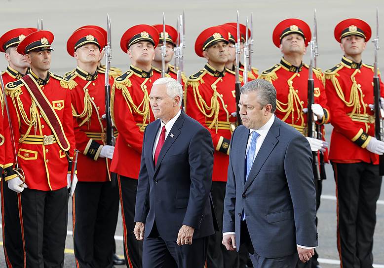 Приветствуя вице-президента США Майка Пенса (слева) в Тбилиси, грузинский премьер Георгий Квирикашвили назвал отношения Грузии и США «братскими»
