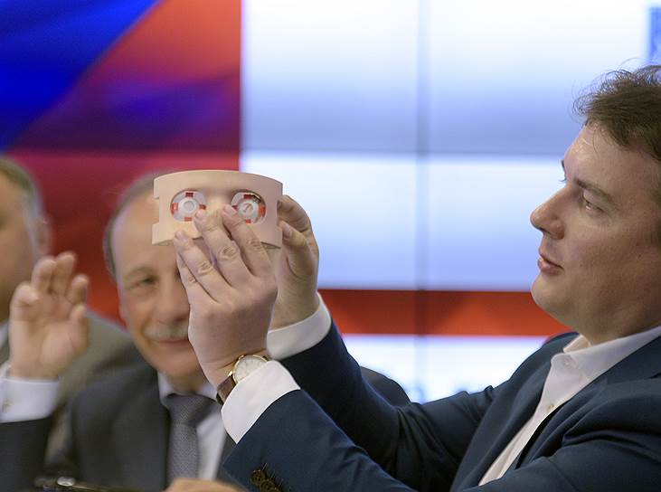 Президент фонда поддержки слепоглухих «Со-единение» Дмитрий Поликанов на пальцах показал технологические возможности глазных имплантов