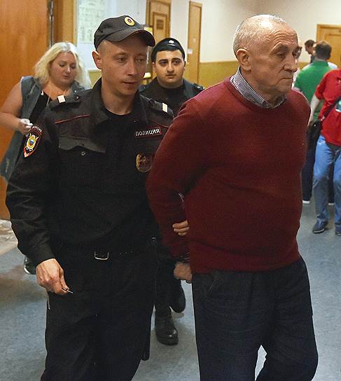 Экс-глава Удмуртии Александр Соловьев благодаря сотрудничеству со следствием добился перевода под домашний арест
