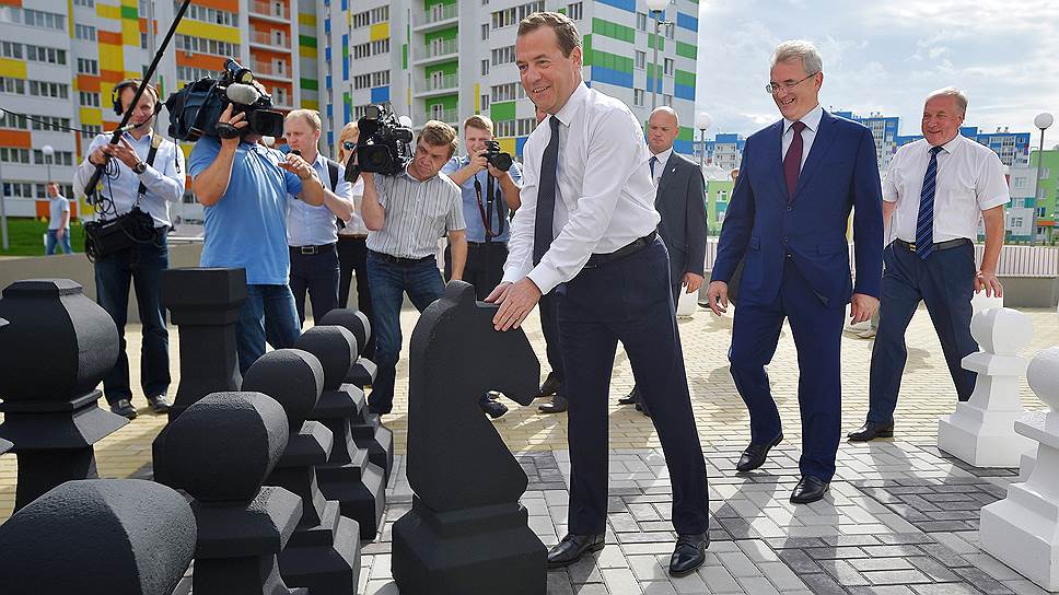 В шахматной партии на рынке жилой недвижимости правительство премьер-министра Дмитрия Медведева выходит из глубокой защиты