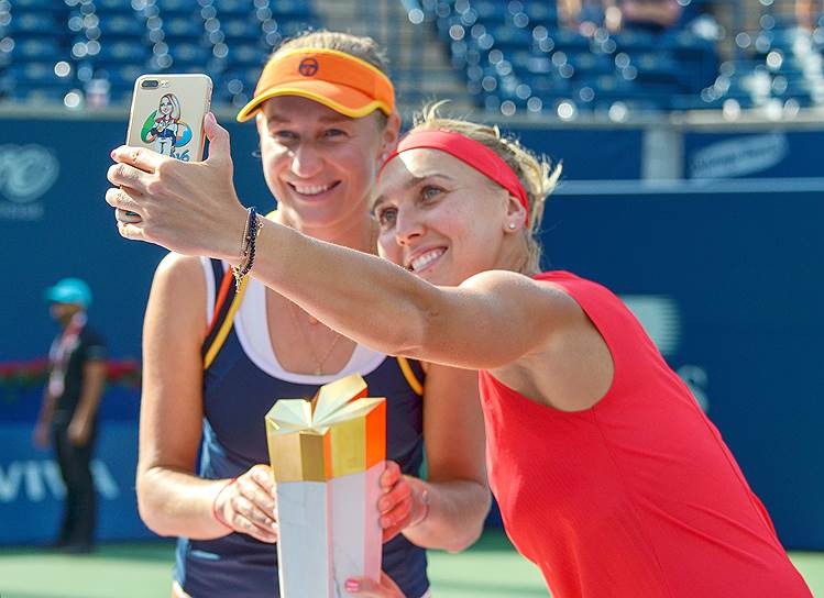 Хорошее настроение Екатерины Макаровой (слева) и Елены Весниной неслучайно: начиная с Wimbledon они выиграли в парном разряде уже десять матчей подряд