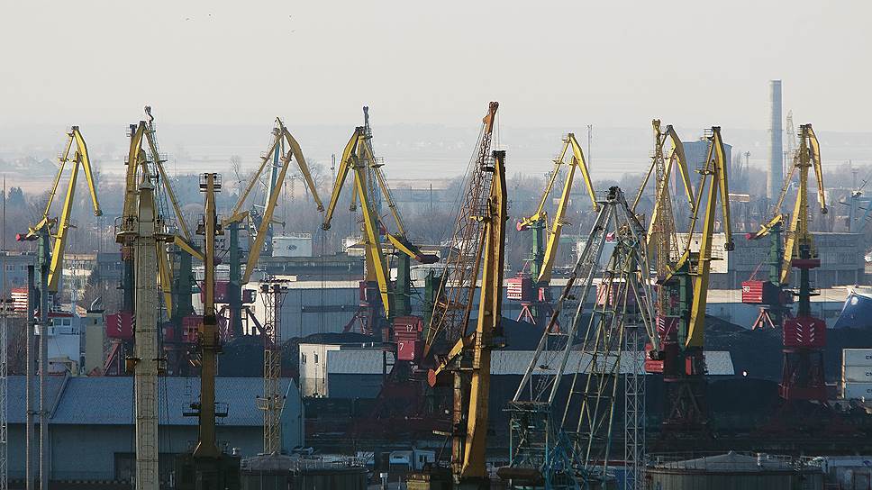 Как портовые тарифы решили переводить в рубли