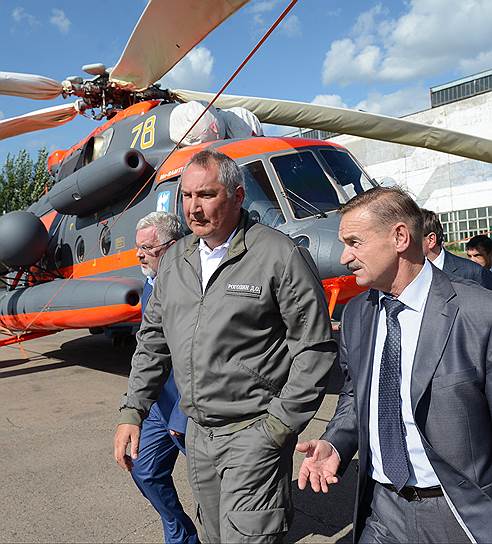 Дмитрий Рогозин (в центре) визитом в Бурятию поддержал авиационную промышленность и врио главы республики Алексея Цыденова