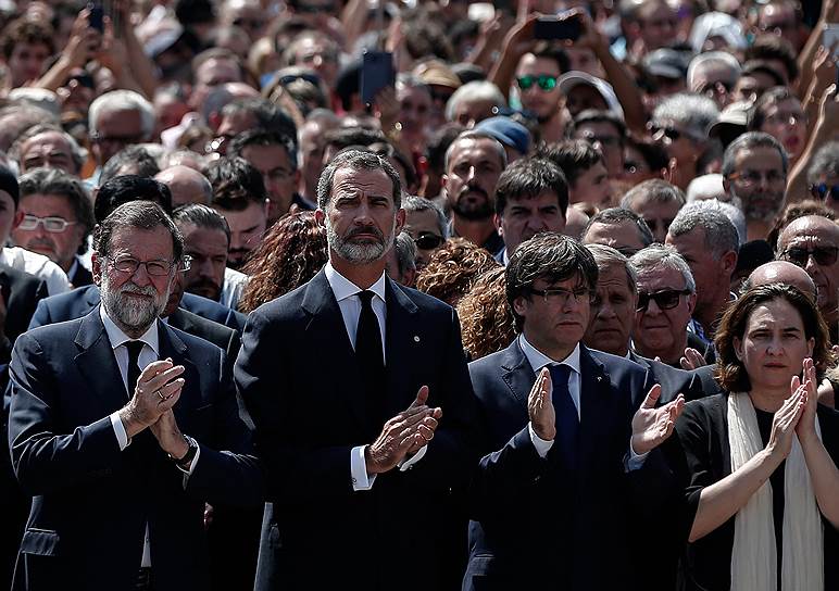 Участие в поминальной церемонии приняли испанский премьер Мариано Рахой (слева) и король Филипп VI (в центре)