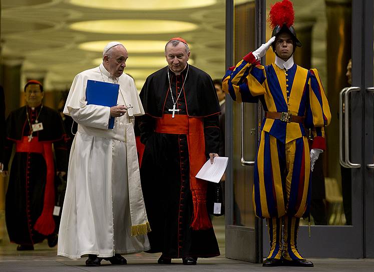Папа римский Франциск (слева) и кардинал Пьетро Паролин (в центре)