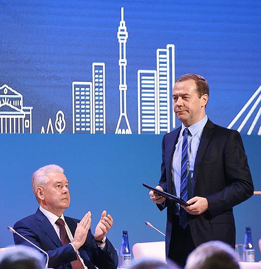 Дмитрий Медведев (справа) и Сергей Собянин заняли первые строчки рейтинга наиболее влиятельных публичных политиков
