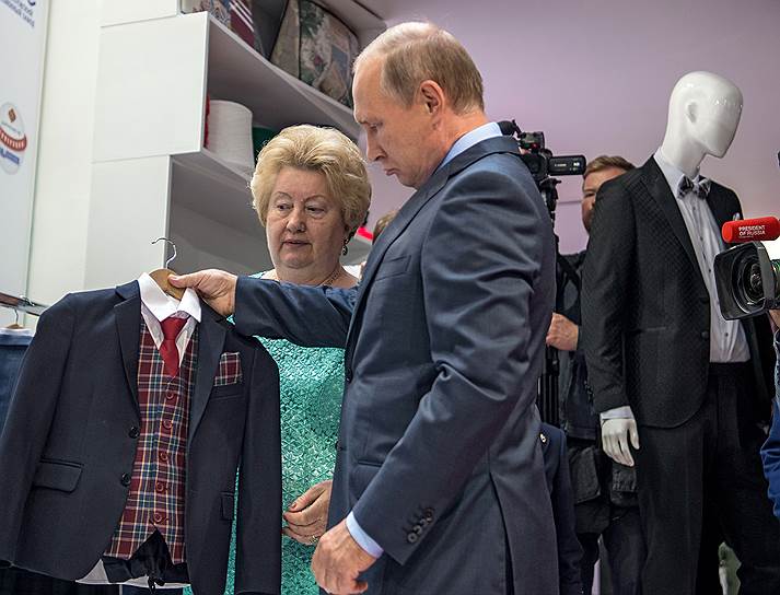 Владимир Путин слишком придирчиво рассматривал комплект новой школьной формы