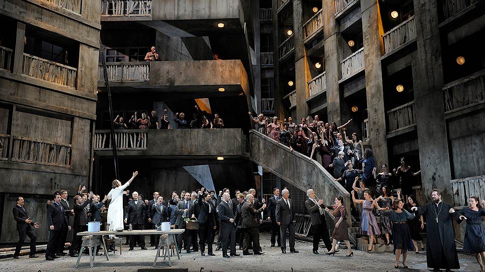 Мценск Лескова—Шостаковича в спектакле изображает гигантская полузаброшенная многоэтажка