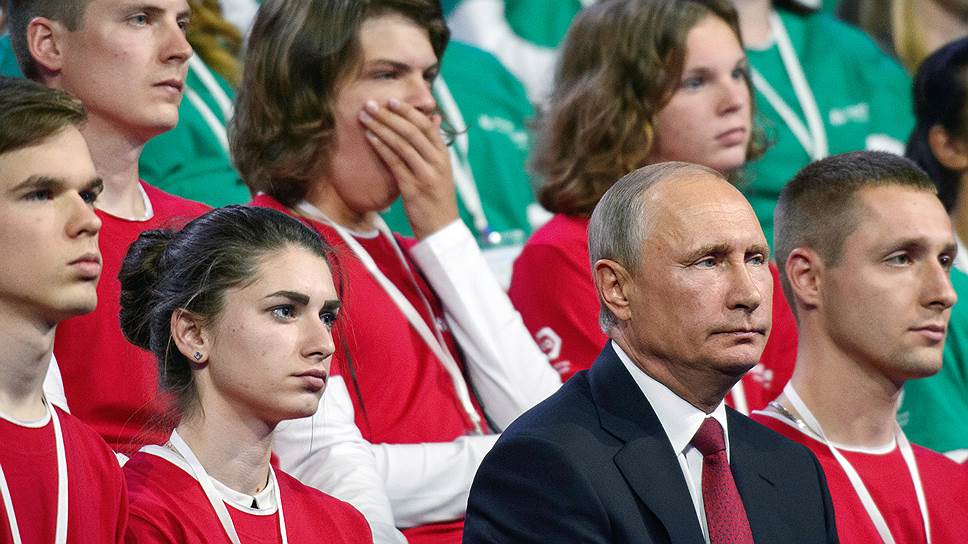 Некоторые школьники устали уже в самом начале открытого урока с Владимиром Путиным