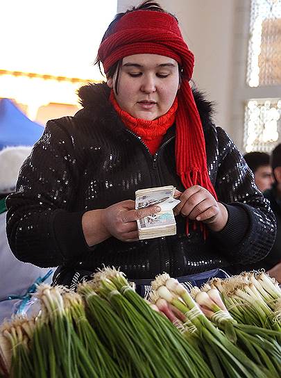 Гражданам Узбекистана разрешили свободно покупать валюту, но пока ограничили возможность ее потратить