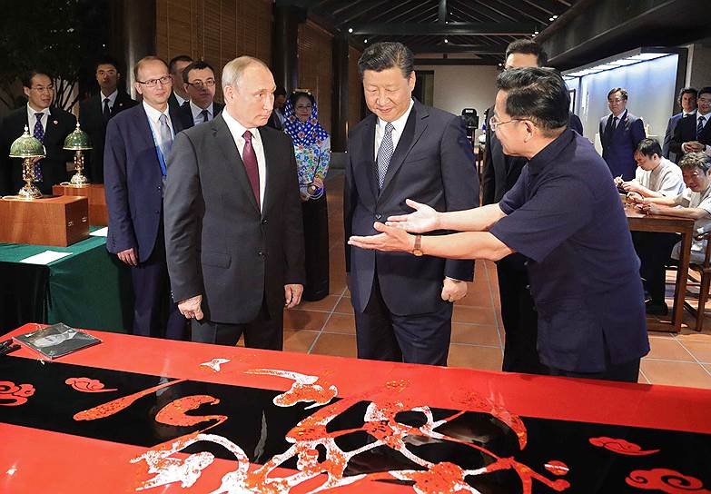 На выставке народных промыслов Китая не только Владимир Путин и Си Цзиньпин любовались экспонатами, но и экспонаты — ими