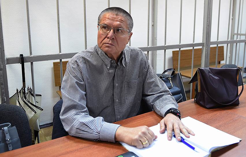 Судя по документам, обнародованным в суде, господин Улюкаев получил в «Роснефти» сумку долларов и корзинку с колбасой