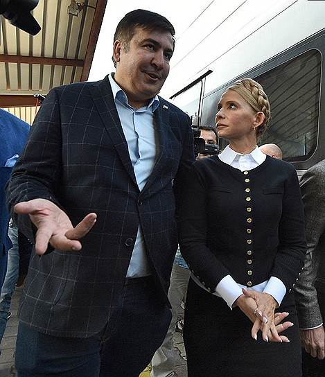 Михаил Саакашвили и его соратники (справа: лидер партии «Батькивщина» Юлия Тимошенко) несколько раз меняли свой маршрут из Польши на Украину