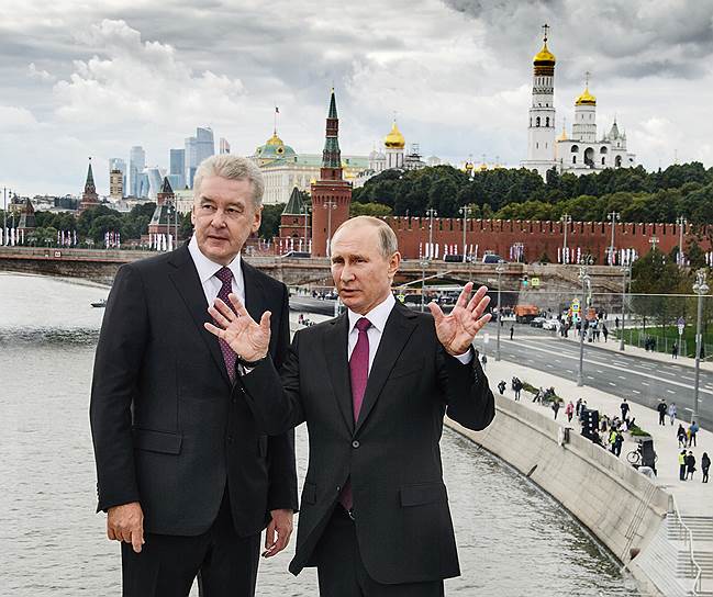 После того как Владимир Путин (справа) и Сергей Собянин взошли на Парящий мост и изучили окрестности, стало ясно, что одним парком дело не ограничится
