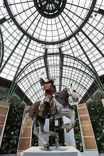Один из экспонатов коллекции Барбье—Мюллер — доспех конного воина японской работы — установлен в центре выставки