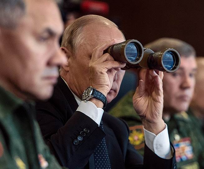 Временами Владимир Путин приникал к окулярам бинокля, стараясь сполна насладиться происходящим: глаз для этого маловато