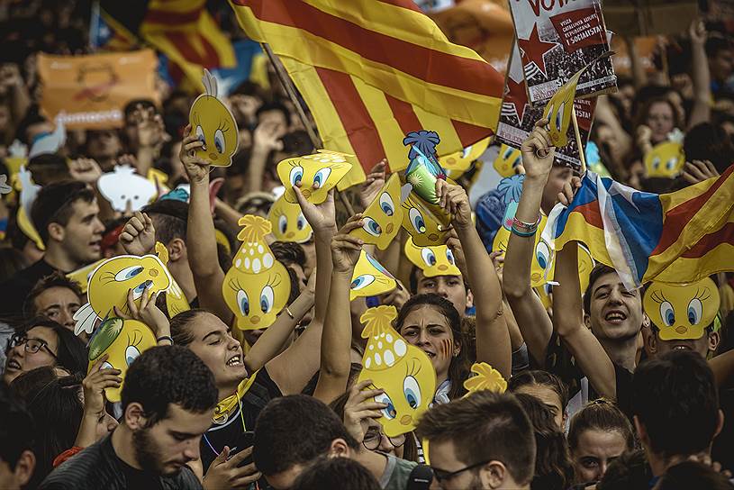 Накануне референдума о независимости демонстранты в Каталонии настроены подчеркнуто миролюбиво, а иногда даже шутливо