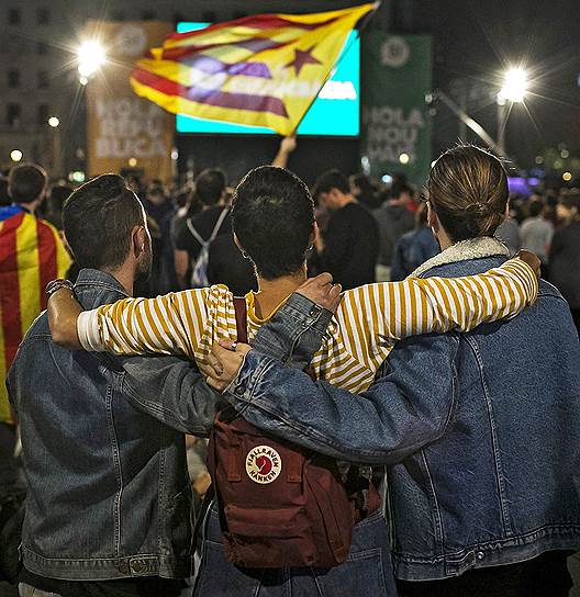Сторонники независимости Каталонии празднуют победу на референдуме, который Мадрид считает незаконным