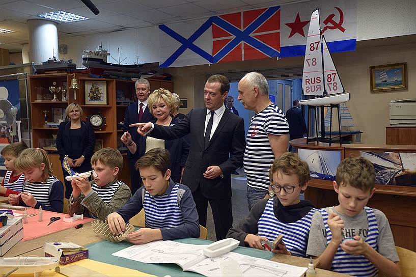 Дмитрий Медведев выяснял, как удержать дополнительное образование на плаву
