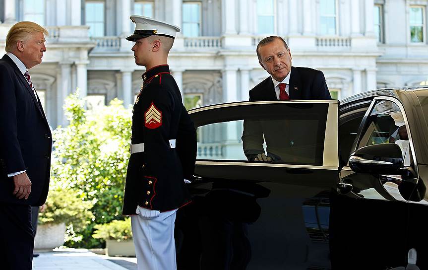 Майская встреча президентов США и Турции Дональда Трампа (слева) и Реджепа Тайипа Эрдогана (справа) так и не открыла путь к нормализации двусторонних отношений