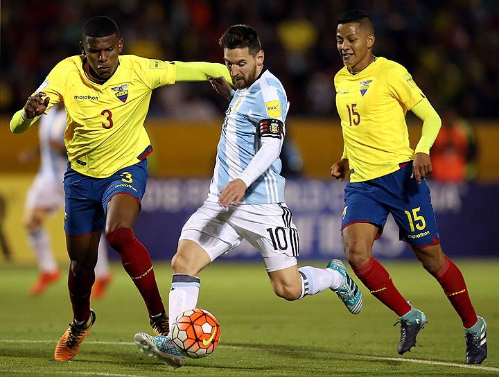 Лионель Месси (№10) забил в ворота эквадорцев три мяча и вывел сборную Аргентины на чемпионат мира 2018 года в России
