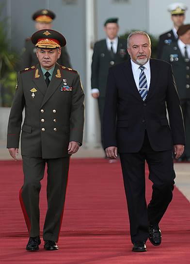 Сергей Шойгу (слева) впервые навестил министра обороны Израиля Авигдора Либермана
