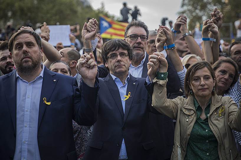Глава Каталонии Карлес Пучдемон (в центре), вице-премьер Ориол Жункерас (слева) и спикер парламента Карме Форкадель
