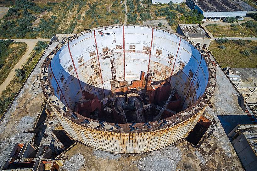 Амбициозные атомные проекты не всегда удавалось воплотить и при СССР: например, так и не была достроена Крымская АЭС (на фото)